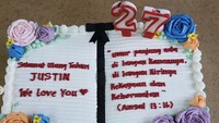 Kalau ini kue ulang tahun dari orang tua Sisca Kohl untuk Jess No Limit. Tertulis ayat AlKitab di atas kue tersebut, lengkap dengan ucapan manis.