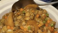 Menu selanjutnya, nasi claypot dan abalone yang dimakan hangat-hangat. Sisca Kohl begitu bersemangat menikmati Chinese food.