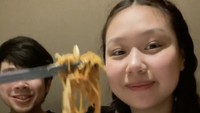Sebagai simbol panjang umur, Sisca Kohl dan Jess No Limit memesan mie panjang umur di restoran.