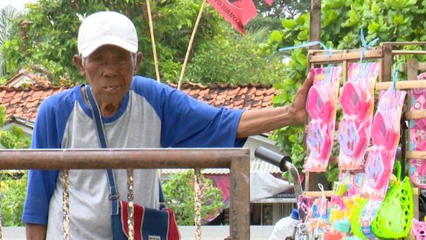 Kakek Uja berjualan mainan anak di sekitar rumahnya di Dusun Pacing Utara, Desa Dewisari, Kecamatan Rengasdengklok, Karawang, Jabar. Yuk, kita bantu Kakek Uja.