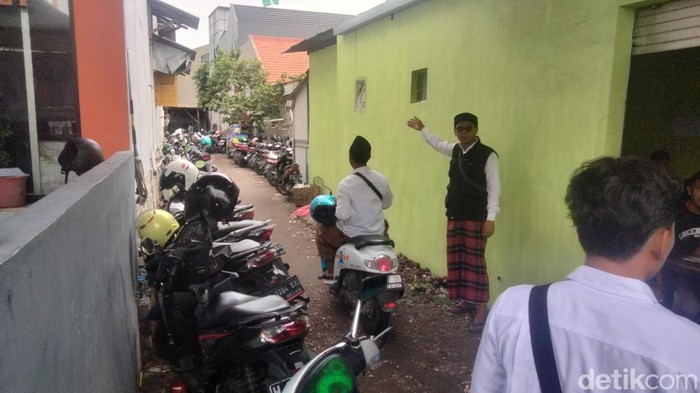 Kantong parkir di kampung-kampung yang disediakan saat Harlah 1 Abad NU di Sidoarjo penuh