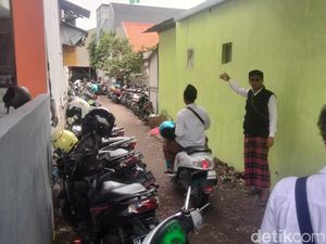 Tempar Parkir yang Dikelola Karang Taruna Saat 1 Abad NU di Sidoarjo Penuh