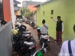 Tempar Parkir yang Dikelola Karang Taruna Saat 1 Abad NU di Sidoarjo Penuh