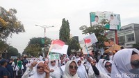 Fatayat dan Muslimat NU membawa bendera merah putih dan bendera NU turut serta dalam karnaval (Foto: Deny Prastyo)