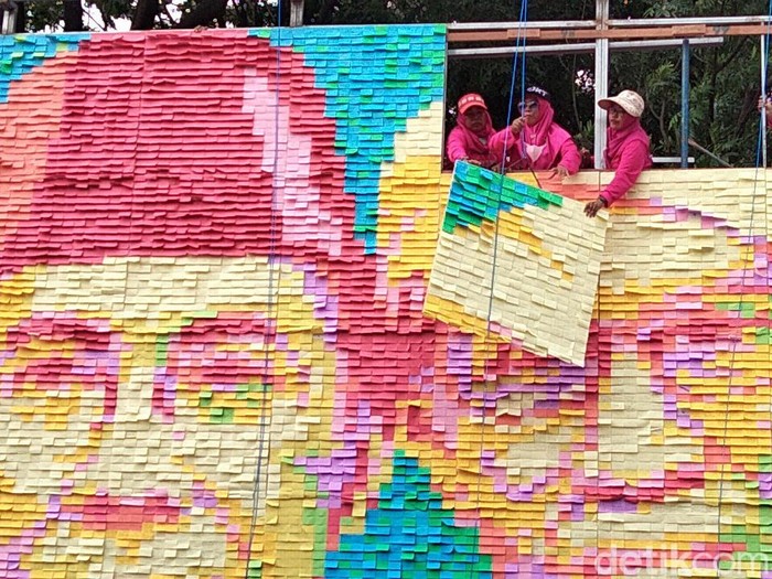 Karya seni instalasi gambar Ulama Pendiri NU yang dibuat dari sticky note di Puncak 1 Abad NU