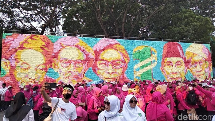 Karya seni instalasi gambar Ulama Pendiri NU yang dibuat dari sticky note di Puncak 1 Abad NU