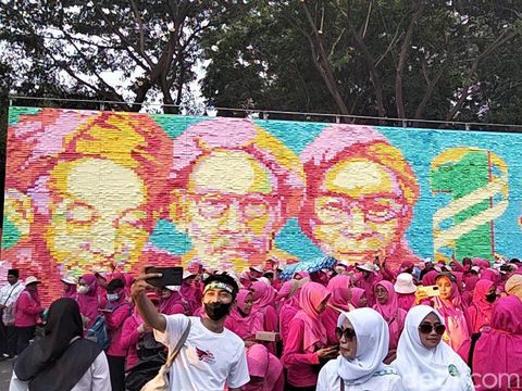 Karya seni instalasi gambar Ulama Pendiri NU yang dibuat dari sticky note di Puncak 1 Abad NU