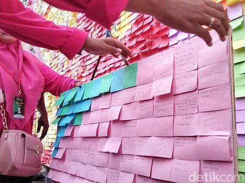 Karya seni instalasi gambar Ulama Pendiri NU yang dibuat dari sticky note di Puncak 1 Abad NU