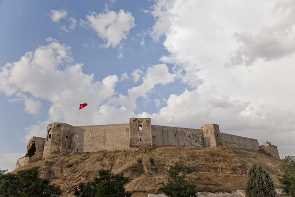 Kastil Gaziantep berada di distrik bersejarah kota Gaziantep, tempat tinggal banyak pengungsi Suriah. Kastil Gaziantep berada di distrik bersejarah kota Gaziantep, tempat tinggal banyak pengungsi Suriah.