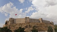 Kastil Gaziantep berada di distrik bersejarah kota Gaziantep, tempat tinggal banyak pengungsi Suriah.
