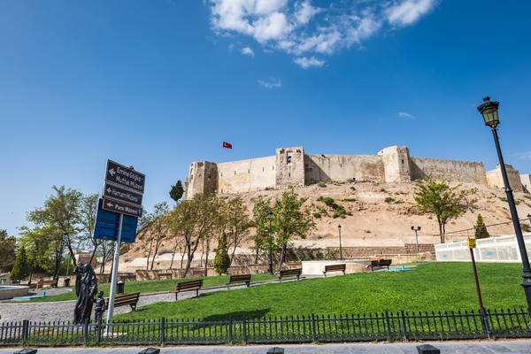 Sejarahnya, Kastil Gaziantep dibangun oleh orang Romawi pada abad ke-2 dan ke-3, kemudian diperkuat dan diperluas oleh kaisar Bizantium Justinian I pada abad ke-6. Perubahan juga dilakukan pada masa Pemerintahan Ayyubiyah di abad ke-12 dan ke-13, serta Kekaisaran Ottoman, dan memainkan peran penting selama perang kemerdekaan Turki di awal abad ke-20.