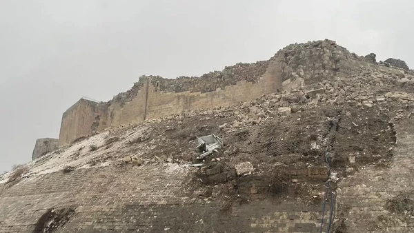 kantor berita Turki, Anadolu mengatakan beberapa benteng di bagian timur, selatan, dan tenggara Kastil Gaziantep hancur akibat gempa, puing-puingnya berserakan di jalan. Juga pagar besi di sekitar kastil berserakan di trotoar sekitarnya. Tembok penahan di sebelah kastil juga runtuh. Di beberapa benteng, terlihat retakan besar.