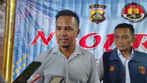 Kasubdit III Jatanras Polda Bali AKBP Endang Tri Purwanto memberikan penjelasan mengenai penangkapan buronan Interpol kepada wartawan di Denpasar, Selasa (7/2/2023). (I Wayan Sui Suadnyana/detikBali)