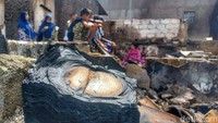 Salah satu buku pelajaran milik warga yang turut terbakar. Beberapa pakaian sekolah pun turut terbakar. (Foto: Yuga Hassani/ detikJabar)