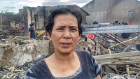Terlihat wajah warga terdampak masih pucat akibat kehilangan rumah tinggalnya. Kemudian beberapa warga meratapi sisa reruntuhan di atas kediamannya (Foto: Yuga Hassani/detikJabar).
