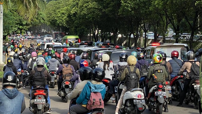 Jl TB Simatupang arah Ragunan, Jaksel, Selasa (7/2/2023) pukul 08.17 WIB terlihat kemacetan mulai dari simpang Kejaksaan Tinggi DKI Jakarta hingga lampu merah Ragunan.