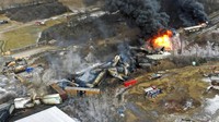 Kereta yang tergelincir di East Palestine, Ohio, itu sedang mengirimkan barang dari Madison, Illinois, ke Conway, Pennsylvania. Beberapa ledakan terdengar saat gerbong terus terbakar hingga Sabtu (4/2).  