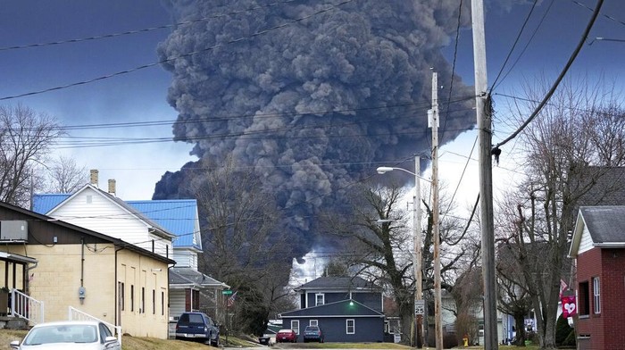 Kereta Kargo Bawa Bahan Kimia Tergelincir di AS, Picu Kebakaran Hebat A black plume rises over East Palestine, Ohio, as a result of a controlled detonation of a portion of the derailed Norfolk and Southern trains Monday, Feb. 6, 2023. (AP Photo/Gene J. Puskar)