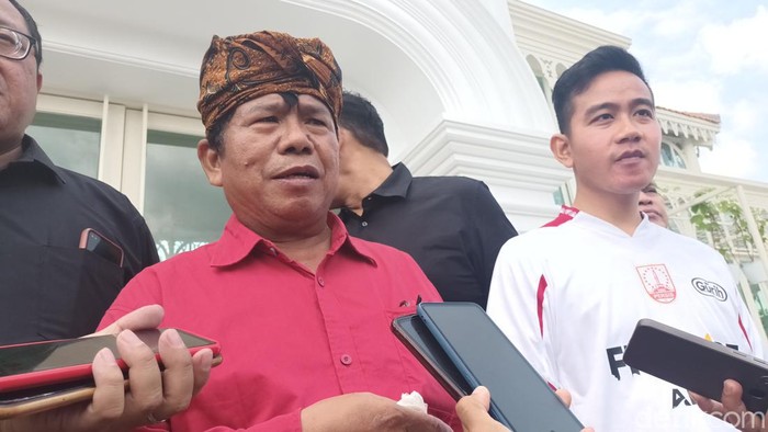 Ketua Fraksi PDIP DPRD Kota Solo YF Sukasno (kiri) dan Wali Kota Solo Gibran Rakabuming Raka (kanan) saat ditemui wartawan di Pracima Tuin, Puro Mangkunegaran, Solo, Selasa (7/2/2023).
