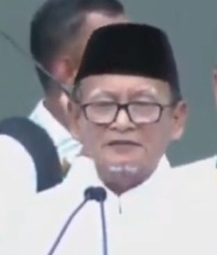 KH D Zawawi Imron membacakan puisi dalam perayaan 1 Abad NU. Berikut isi puisi tersebut.