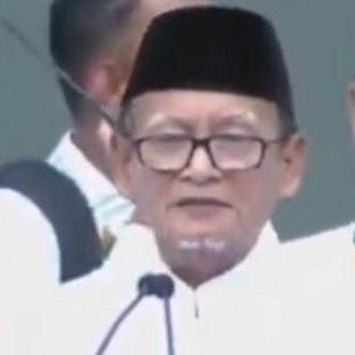 KH D Zawawi Imron membacakan puisi dalam perayaan 1 Abad NU. Berikut isi puisi tersebut.