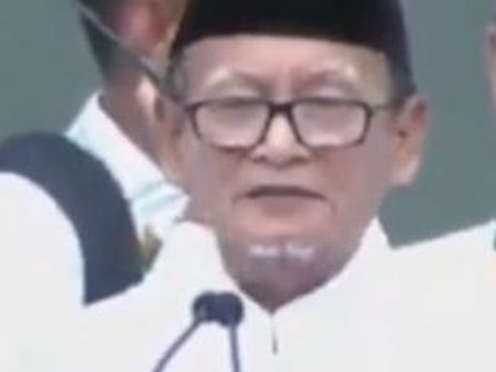 KH D Zawawi Imron membacakan puisi dalam perayaan 1 Abad NU. Berikut isi puisi tersebut.