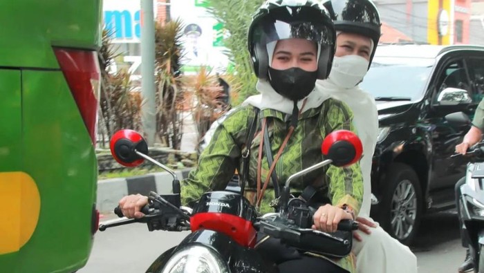 Khofifah naik motor matik