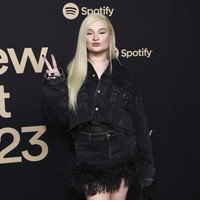 Dalam sebuah wawancara, pelantun Heart to Break itu mengutarakan keinginannya untuk dipandang, bukan karena identitas, tapi karya musiknya. Aku benci menggunakan identitas sebagai alat. Aku berpikir bahwa musik adalah tentang perasaan dan fantasi dan lebih dalam dibanding gender, ungkap Kim Petras. (Foto: Matt Winkelmeyer/Getty Images for Spotify)