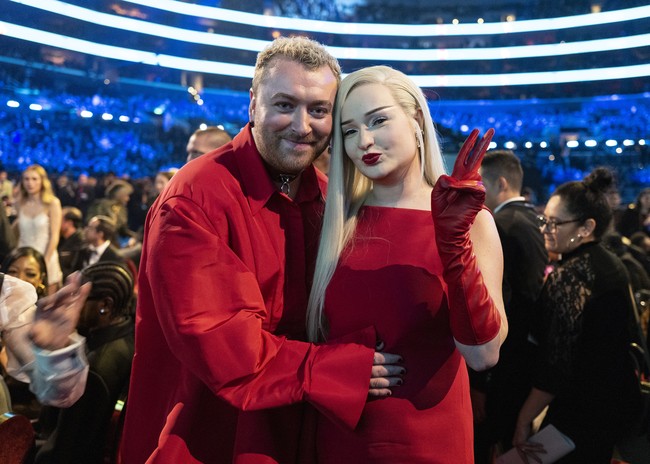 Di ajang yang memasuki tahun ke-65 ini, Kim Petras dan Sam Smith yang kompak berbalut busana serba merah juga menjadi salah satu pengisi acara. Melantunkan Unholy, aksi panggung mereka diperkenalkan oleh Madonna. (Foto: John Shearer/Getty Images for The Recording Academy)