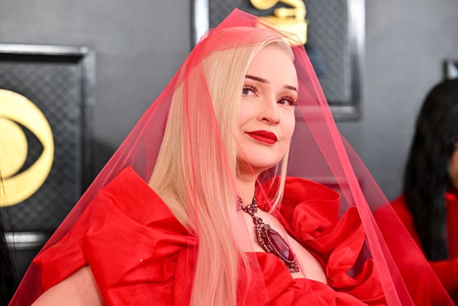 Kim Petras mendapat Grammy pertamanya dari kategori Best Pop Duo/Group Collaboration berkat duetnya bersama Sam Smith untuk lagu Unholy. Baru kali ini pula, penyanyi asal Jerman tersebut masuk nominasi. (Foto: Michael Buckner/Variety via Getty Images)