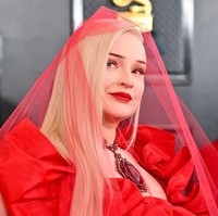 Kim Petras mendapat Grammy pertamanya dari kategori Best Pop Duo/Group Collaboration berkat duetnya bersama Sam Smith untuk lagu Unholy. Baru kali ini pula, penyanyi asal Jerman tersebut masuk nominasi. (Foto: Michael Buckner/Variety via Getty Images)