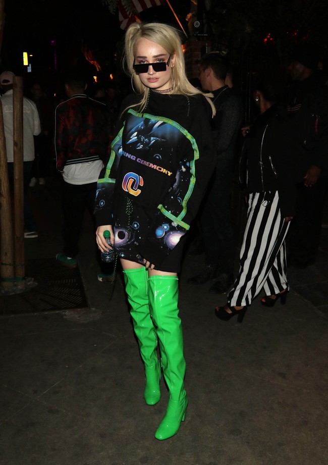 5000000 orang bekerja dengannya, kenapa aku yang kalian incar. Aku tidak mau berkomentar apa-apa dan tidak ada yang perlu aku sesali, kicau Kim Petras di Twitter saat membalas fans Kesha di media sosial. Ia lalu menghapus cuitan tersebut. (Foto: Hollywood To You/Star Max/GC Images)