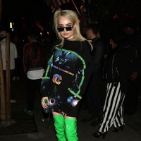 5000000 orang bekerja dengannya, kenapa aku yang kalian incar. Aku tidak mau berkomentar apa-apa dan tidak ada yang perlu aku sesali, kicau Kim Petras di Twitter saat membalas fans Kesha di media sosial. Ia lalu menghapus cuitan tersebut. (Foto: Hollywood To You/Star Max/GC Images)