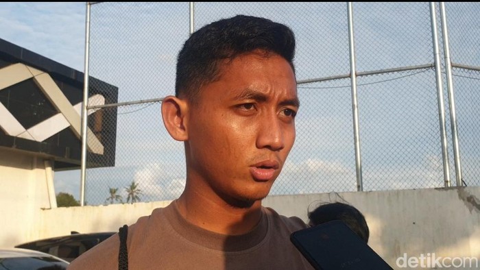 Kiper PSM Makassar, Reza Arya Pratama usai latihan di Stadion Kalegowa.