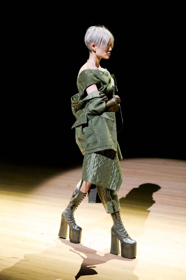Marc Jacobs merilis koleksi terbarunya untuk spring/summer 2023 di New York. Fashion show yang sebagian koleksinya dibuat untuk mengenang desainer Vivienne Westwood ini menghadirkan para model yang tampil eksentrik dengan jaket yang dipakai terbalik atau kemeja menjadi rok.  Foto: dok. Marc Jacobs.