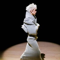 Marc Jacobs merilis koleksi terbarunya untuk spring/summer 2023 di New York. Fashion show yang sebagian koleksinya dibuat untuk mengenang desainer Vivienne Westwood ini menghadirkan para model yang tampil eksentrik dengan jaket yang dipakai terbalik atau kemeja menjadi rok.  Foto: dok. Marc Jacobs.
