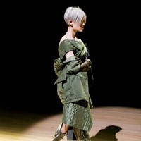 Marc Jacobs merilis koleksi terbarunya untuk spring/summer 2023 di New York. Fashion show yang sebagian koleksinya dibuat untuk mengenang desainer Vivienne Westwood ini menghadirkan para model yang tampil eksentrik dengan jaket yang dipakai terbalik atau kemeja menjadi rok.  Foto: dok. Marc Jacobs.
