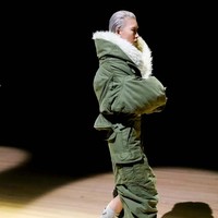 Marc Jacobs merilis koleksi terbarunya untuk spring/summer 2023 di New York. Fashion show yang sebagian koleksinya dibuat untuk mengenang desainer Vivienne Westwood ini menghadirkan para model yang tampil eksentrik dengan jaket yang dipakai terbalik atau kemeja menjadi rok.  Foto: dok. Marc Jacobs.