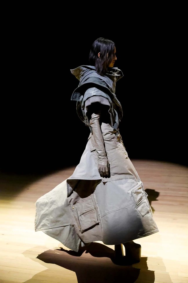 Marc Jacobs merilis koleksi terbarunya untuk spring/summer 2023 di New York. Fashion show yang sebagian koleksinya dibuat untuk mengenang desainer Vivienne Westwood ini menghadirkan para model yang tampil eksentrik dengan jaket yang dipakai terbalik atau kemeja menjadi rok. Foto: dok. Marc Jacobs.