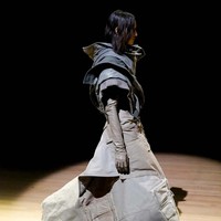 Marc Jacobs merilis koleksi terbarunya untuk spring/summer 2023 di New York. Fashion show yang sebagian koleksinya dibuat untuk mengenang desainer Vivienne Westwood ini menghadirkan para model yang tampil eksentrik dengan jaket yang dipakai terbalik atau kemeja menjadi rok. Foto: dok. Marc Jacobs.