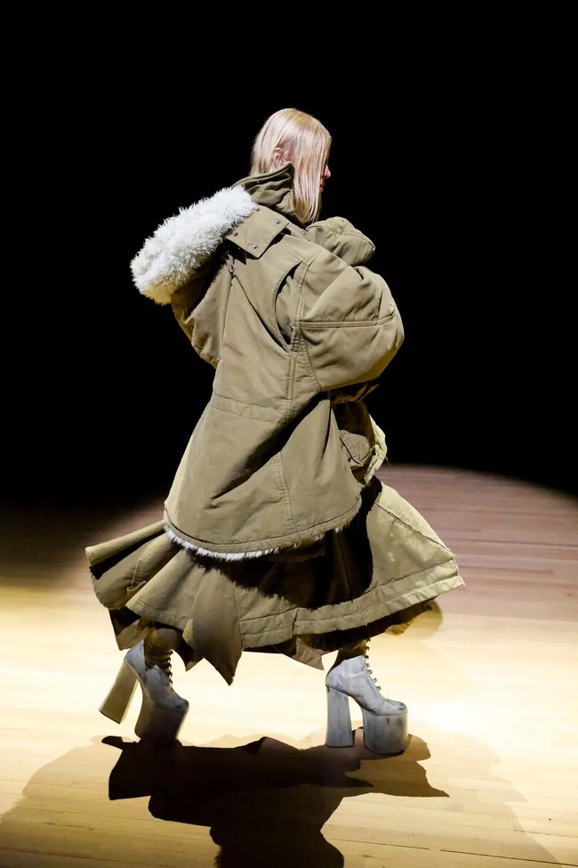 Marc Jacobs merilis koleksi terbarunya untuk spring/summer 2023 di New York. Fashion show yang sebagian koleksinya dibuat untuk mengenang desainer Vivienne Westwood ini menghadirkan para model yang tampil eksentrik dengan jaket yang dipakai terbalik atau kemeja menjadi rok.  Foto: dok. Marc Jacobs.