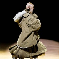 Marc Jacobs merilis koleksi terbarunya untuk spring/summer 2023 di New York. Fashion show yang sebagian koleksinya dibuat untuk mengenang desainer Vivienne Westwood ini menghadirkan para model yang tampil eksentrik dengan jaket yang dipakai terbalik atau kemeja menjadi rok.  Foto: dok. Marc Jacobs.