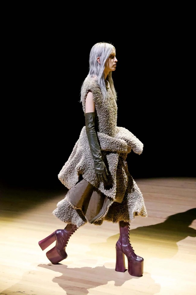 Marc Jacobs merilis koleksi terbarunya untuk spring/summer 2023 di New York. Fashion show yang sebagian koleksinya dibuat untuk mengenang desainer Vivienne Westwood ini menghadirkan para model yang tampil eksentrik dengan jaket yang dipakai terbalik atau kemeja menjadi rok.  Foto: dok. Marc Jacobs.