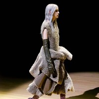 Marc Jacobs merilis koleksi terbarunya untuk spring/summer 2023 di New York. Fashion show yang sebagian koleksinya dibuat untuk mengenang desainer Vivienne Westwood ini menghadirkan para model yang tampil eksentrik dengan jaket yang dipakai terbalik atau kemeja menjadi rok.  Foto: dok. Marc Jacobs.