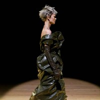 Marc Jacobs merilis koleksi terbarunya untuk spring/summer 2023 di New York. Fashion show yang sebagian koleksinya dibuat untuk mengenang desainer Vivienne Westwood ini menghadirkan para model yang tampil eksentrik dengan jaket yang dipakai terbalik atau kemeja menjadi rok. Foto: dok. Marc Jacobs.
