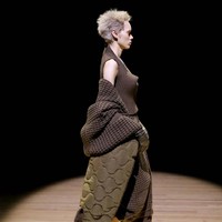 Marc Jacobs merilis koleksi terbarunya untuk spring/summer 2023 di New York. Fashion show yang sebagian koleksinya dibuat untuk mengenang desainer Vivienne Westwood ini menghadirkan para model yang tampil eksentrik dengan jaket yang dipakai terbalik atau kemeja menjadi rok.  Foto: dok. Marc Jacobs.