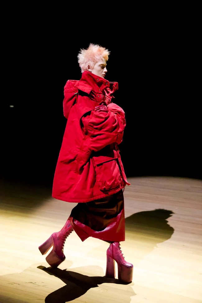 Marc Jacobs merilis koleksi terbarunya untuk spring/summer 2023 di New York. Fashion show yang sebagian koleksinya dibuat untuk mengenang desainer Vivienne Westwood ini menghadirkan para model yang tampil eksentrik dengan jaket yang dipakai terbalik atau kemeja menjadi rok. Foto: dok. Marc Jacobs.