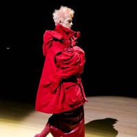 Marc Jacobs merilis koleksi terbarunya untuk spring/summer 2023 di New York. Fashion show yang sebagian koleksinya dibuat untuk mengenang desainer Vivienne Westwood ini menghadirkan para model yang tampil eksentrik dengan jaket yang dipakai terbalik atau kemeja menjadi rok. Foto: dok. Marc Jacobs.