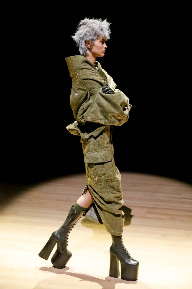 Marc Jacobs merilis koleksi terbarunya untuk spring/summer 2023 di New York. Fashion show yang sebagian koleksinya dibuat untuk mengenang desainer Vivienne Westwood ini menghadirkan para model yang tampil eksentrik dengan jaket yang dipakai terbalik atau kemeja menjadi rok. Foto: dok. Marc Jacobs.