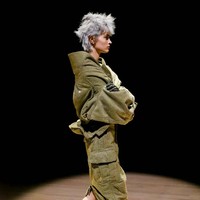 Marc Jacobs merilis koleksi terbarunya untuk spring/summer 2023 di New York. Fashion show yang sebagian koleksinya dibuat untuk mengenang desainer Vivienne Westwood ini menghadirkan para model yang tampil eksentrik dengan jaket yang dipakai terbalik atau kemeja menjadi rok. Foto: dok. Marc Jacobs.